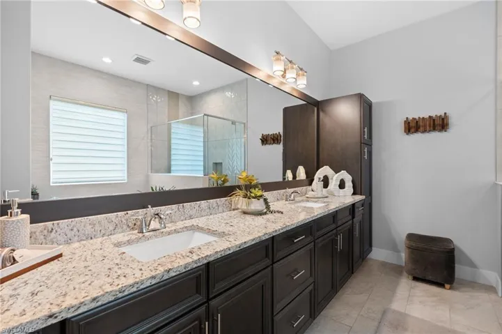 Double Sink and plenty of storage