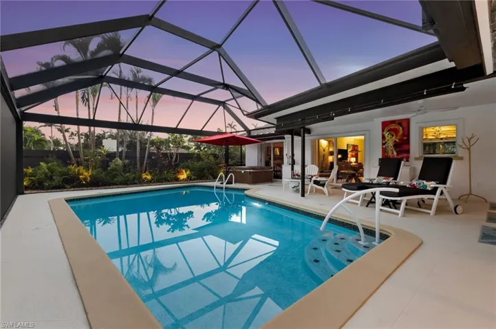 Oversize pool and lanai for relaxation
