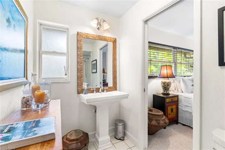 Guest room ensuite bathroom