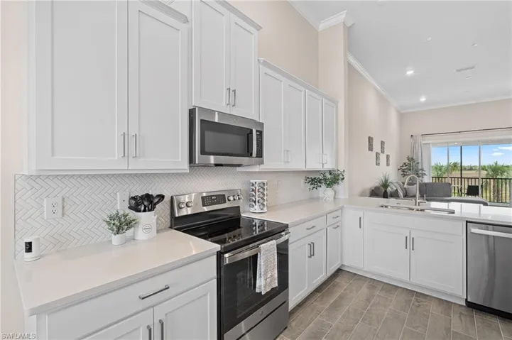 Entryway featuring crown molding, light wood-style flooring, and baseboards