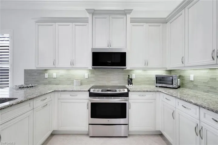 Spacious & Bright Kitchen