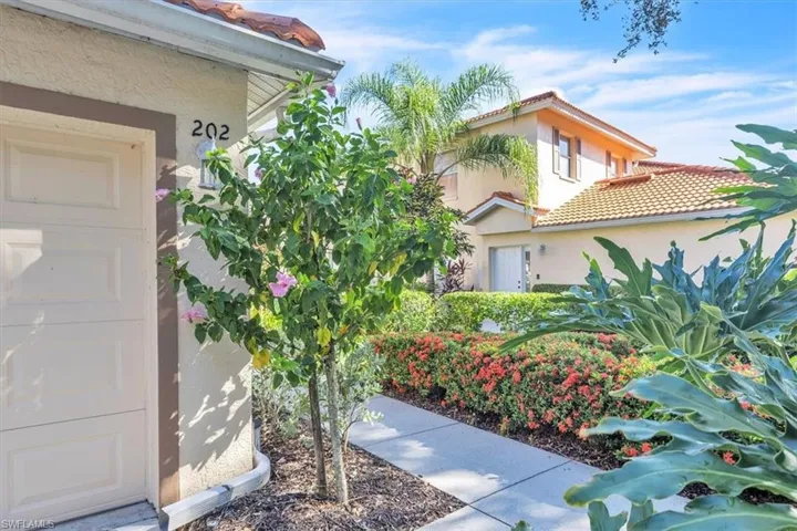 250 Robin Hood Cir 202, Naples, Florida 34104