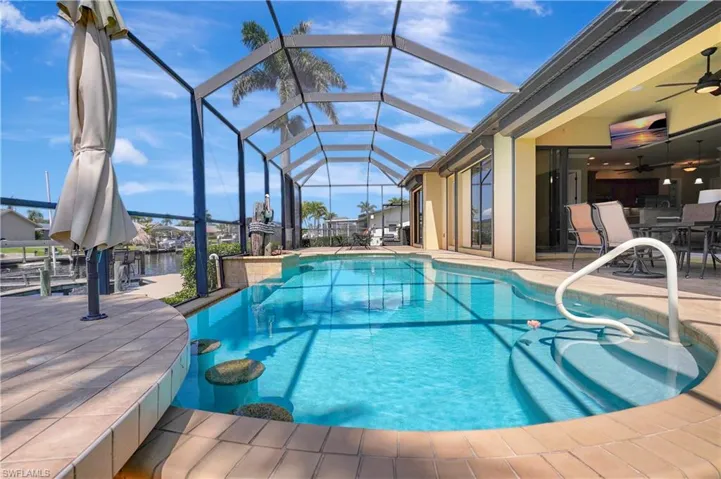 Built-in Pool bar