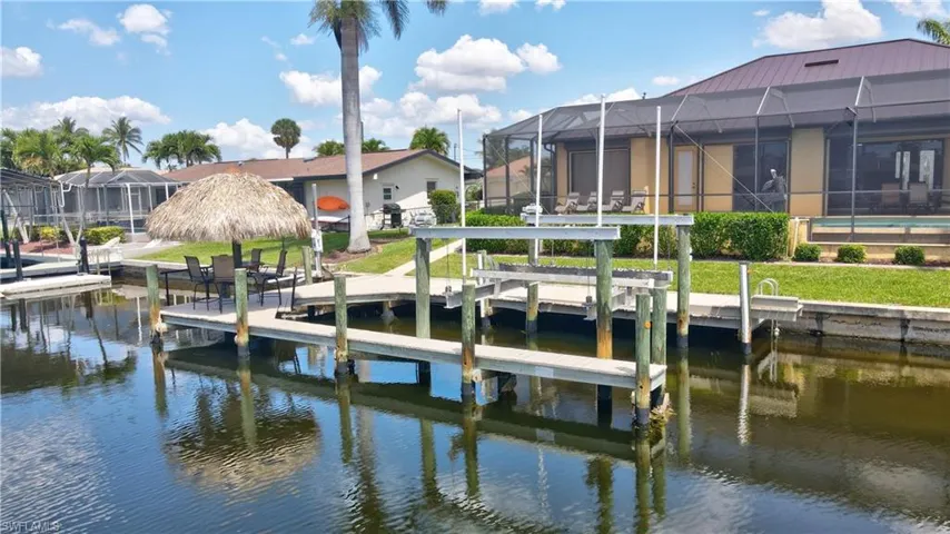 Tiki hut, Dock & Lift!Just bring your BOAT!