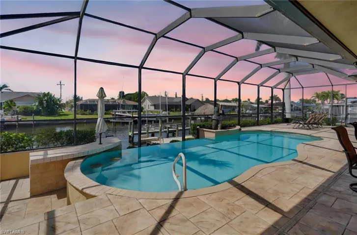 Pool Bar w/ built-in seats & Infinity pool