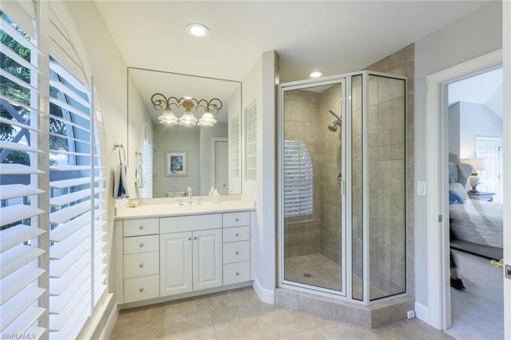 En suite guest bathroom in the cabana.