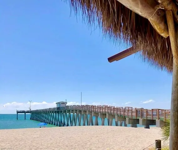 Minutes from beaches, toes in the sand dining  and beautiful Venice Pier