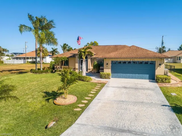 Oversized Driveway - 4 full size trucks fit in the driveway with room to spare
