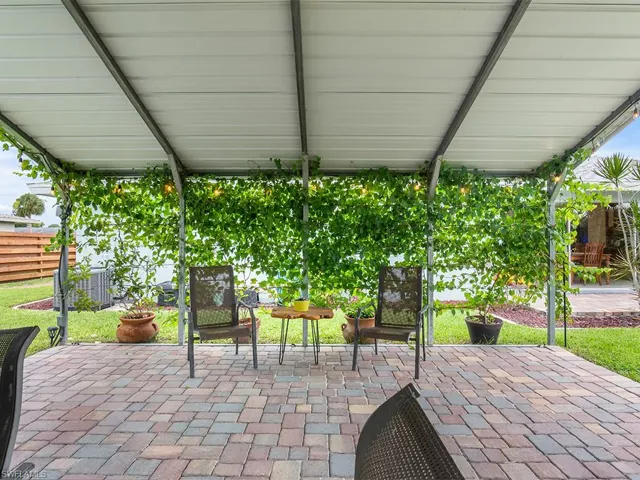 Covered area with climbing plants in the patio.