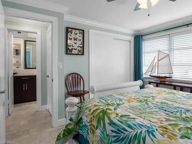 Additional bedroom with access to the bathroom.