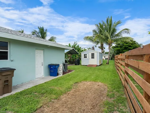 View of yard featuring a storage shed