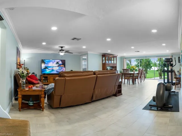 Main entrance with access to the living room.