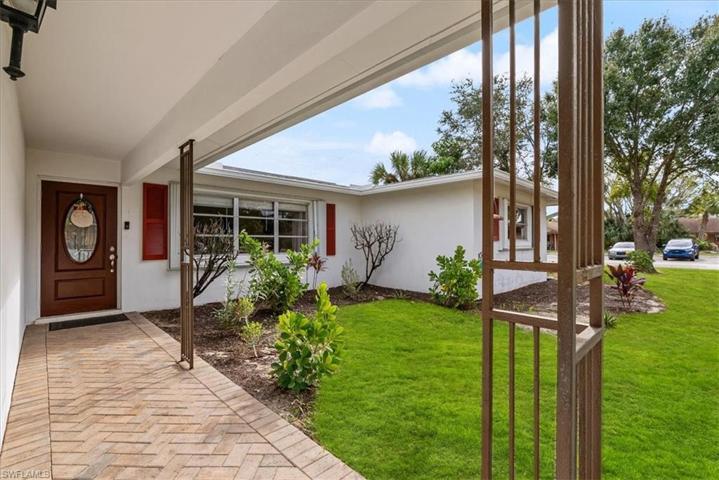 4941  Cortez  CIR, Naples, FL 34112