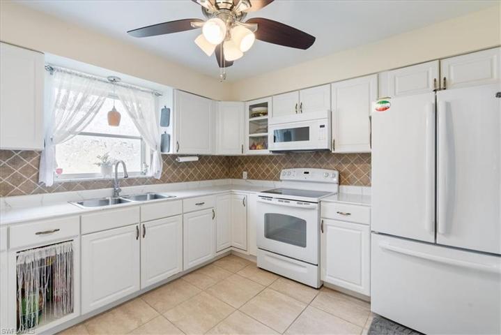 4941  Cortez  CIR, Naples, FL 34112