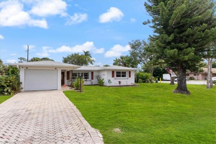4941  Cortez  CIR, Naples, FL 34112