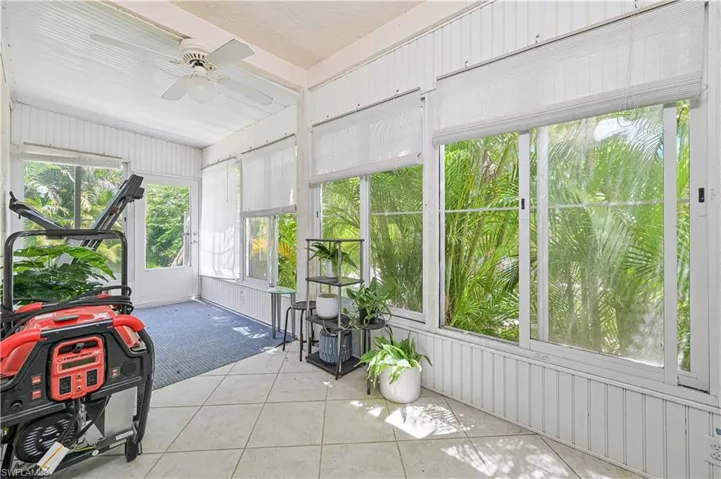 Sunroom / solarium with ceiling fan