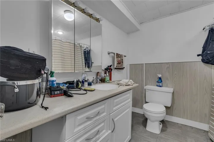 Full bathroom featuring toilet, a shower with shower curtain, and vanity