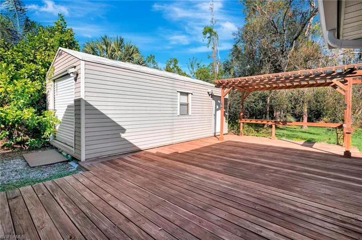 Wooden terrace with view of shed/workshop