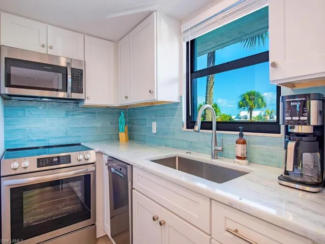 600  Neapolitan  WAY, Naples, FL 34103