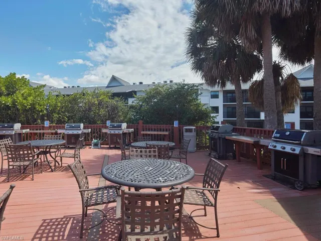 600  Neapolitan  WAY, Naples, FL 34103