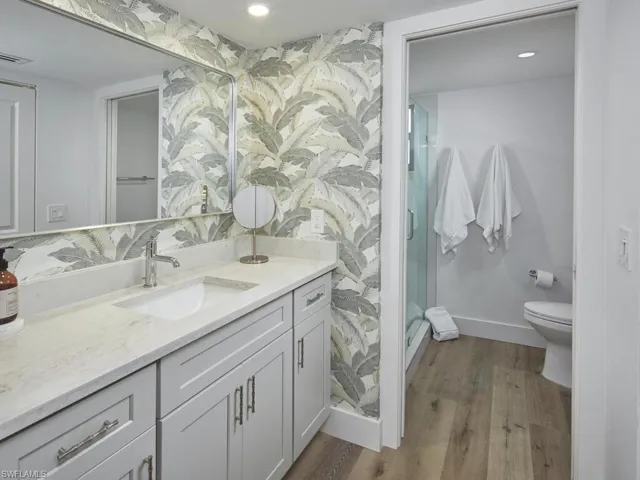 600  Neapolitan  WAY, Naples, FL 34103