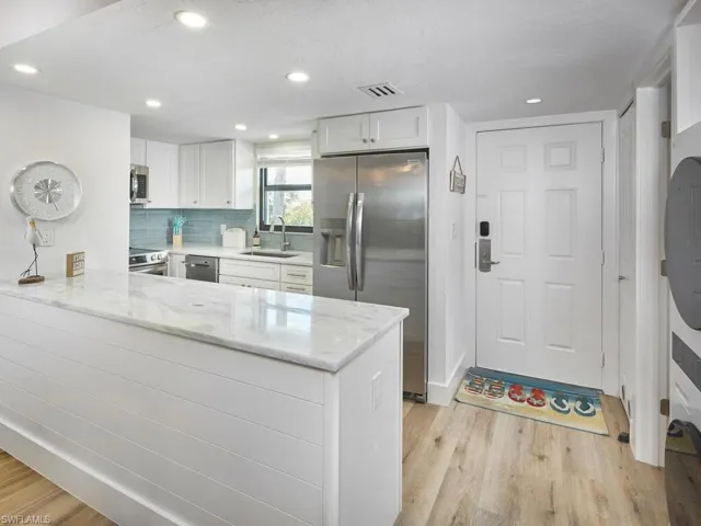 600  Neapolitan  WAY, Naples, FL 34103