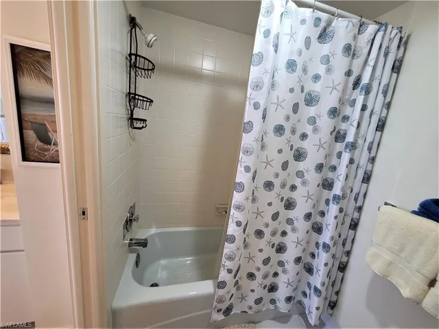 Full bath with shower / tub combo
