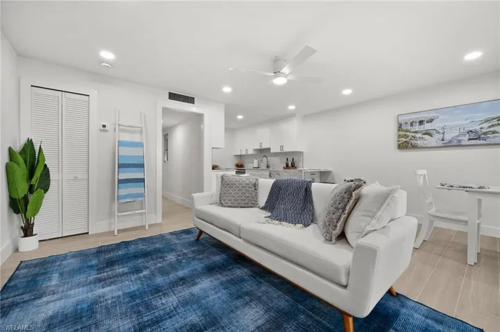 342  Harbour  DR, Naples, FL 34103