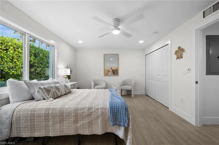 342  Harbour  DR, Naples, FL 34103