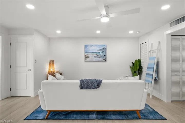 342  Harbour  DR, Naples, FL 34103