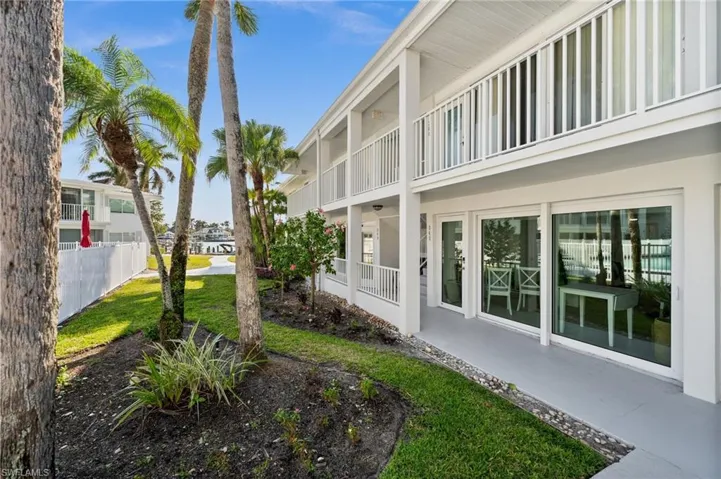 342  Harbour  DR, Naples, FL 34103