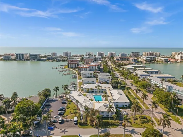 342  Harbour  DR, Naples, FL 34103