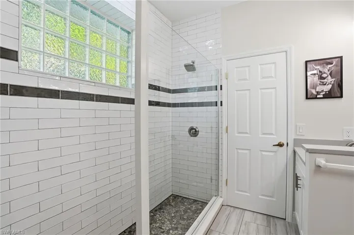 Jack & Jill Full Bathroom