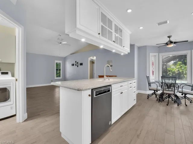 Kitchen w/ Island & Breakfast Nook