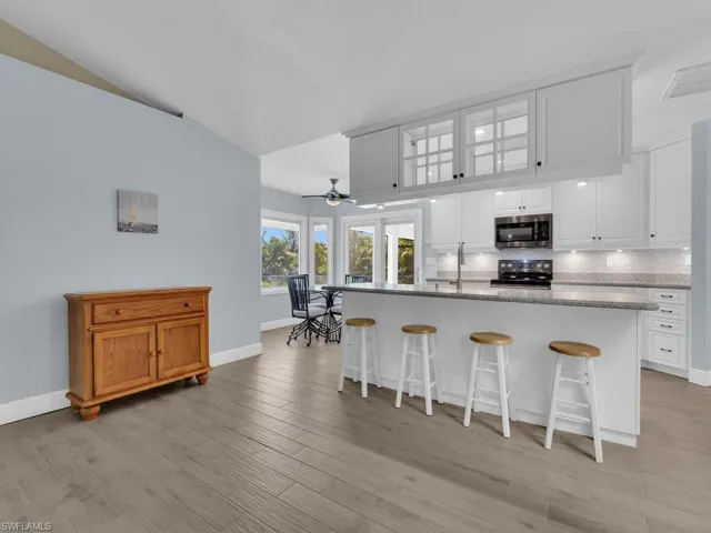 Kitchen w/ Breakfast Bar