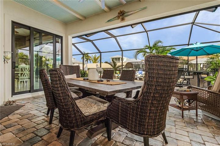 Covered Dining in Lanai.