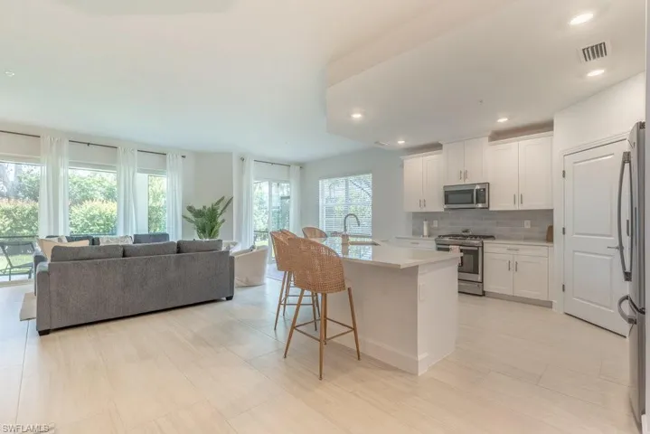 Kitchen with breakfast bar and gas cooking