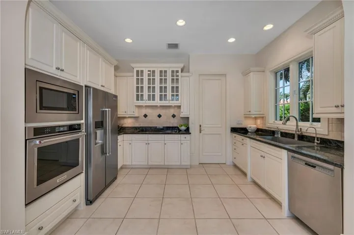 This bright and cheery kitchen is ready for you to add you styling flair to it, as kitchen islands are like unique accessories that set the tone for cooking and entertaining.
