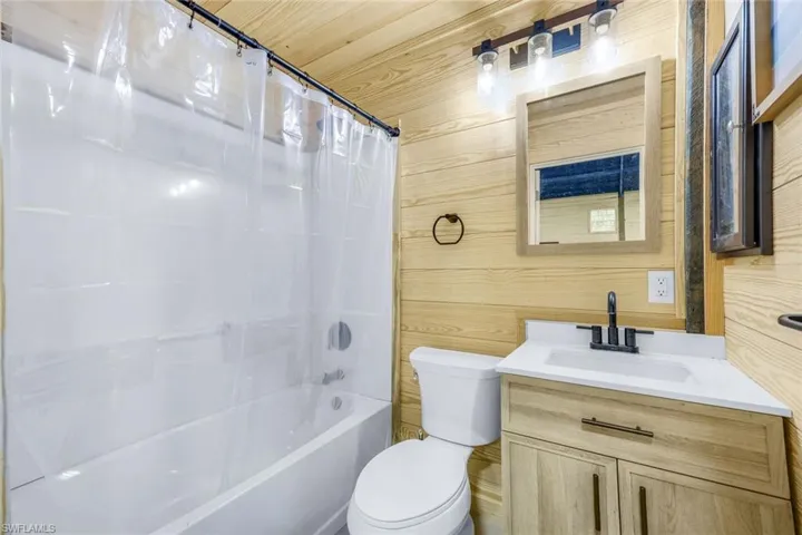 FULL BATH ROOM