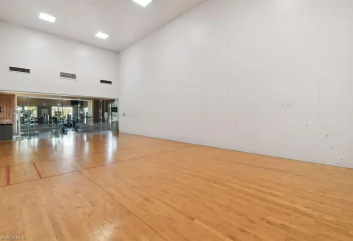 Raquet ball court