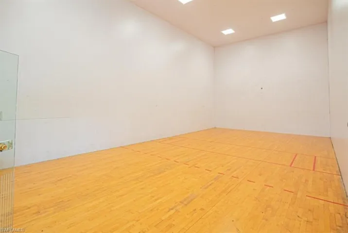 Raquet ball court