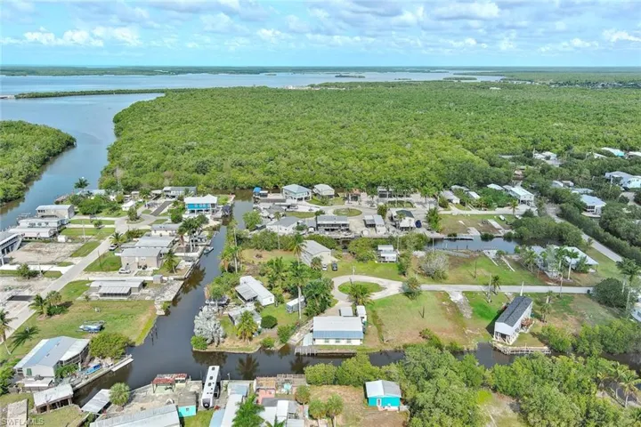 112  Cardinal  CT, Everglades City, FL 34141