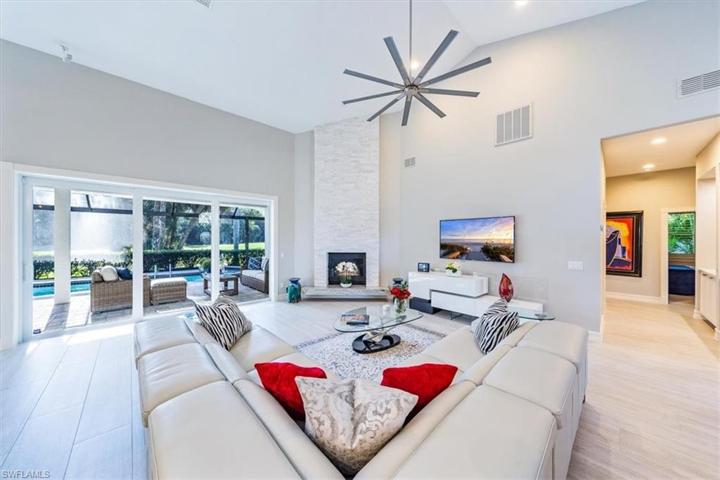 LIVING W/ FIREPLACE