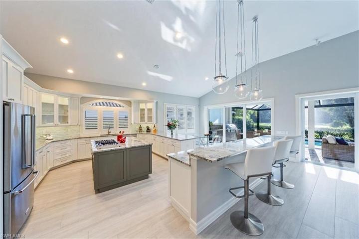 STUNNING KITCHEN WITH MULTIPLE ISLES