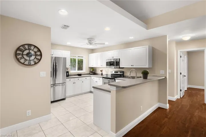 Beautiful kitchen ceiling with recessed ceiling lights that brings a lot of brightness in the room
