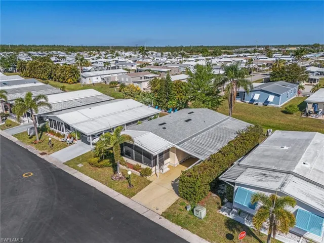 Birds eye view of property featuring a residential view