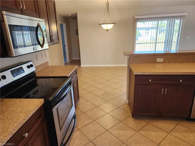 Kitchen toward breakfast area