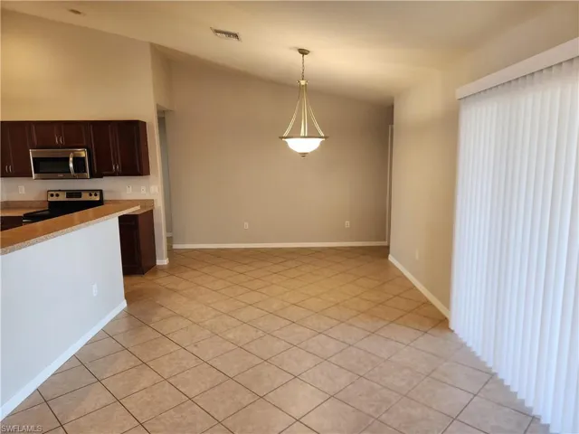 Kitchen & breakfast area