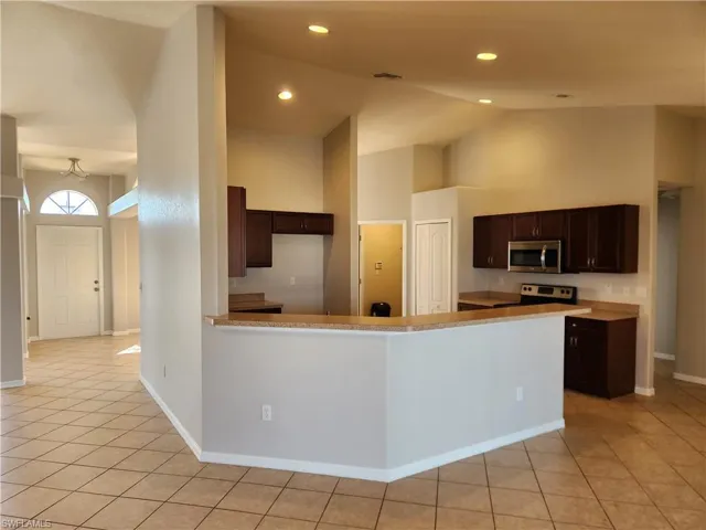 Kitchen & breakfast bar