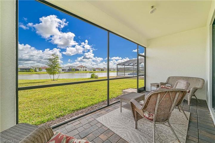 Large patio - Large backyard - Lake view